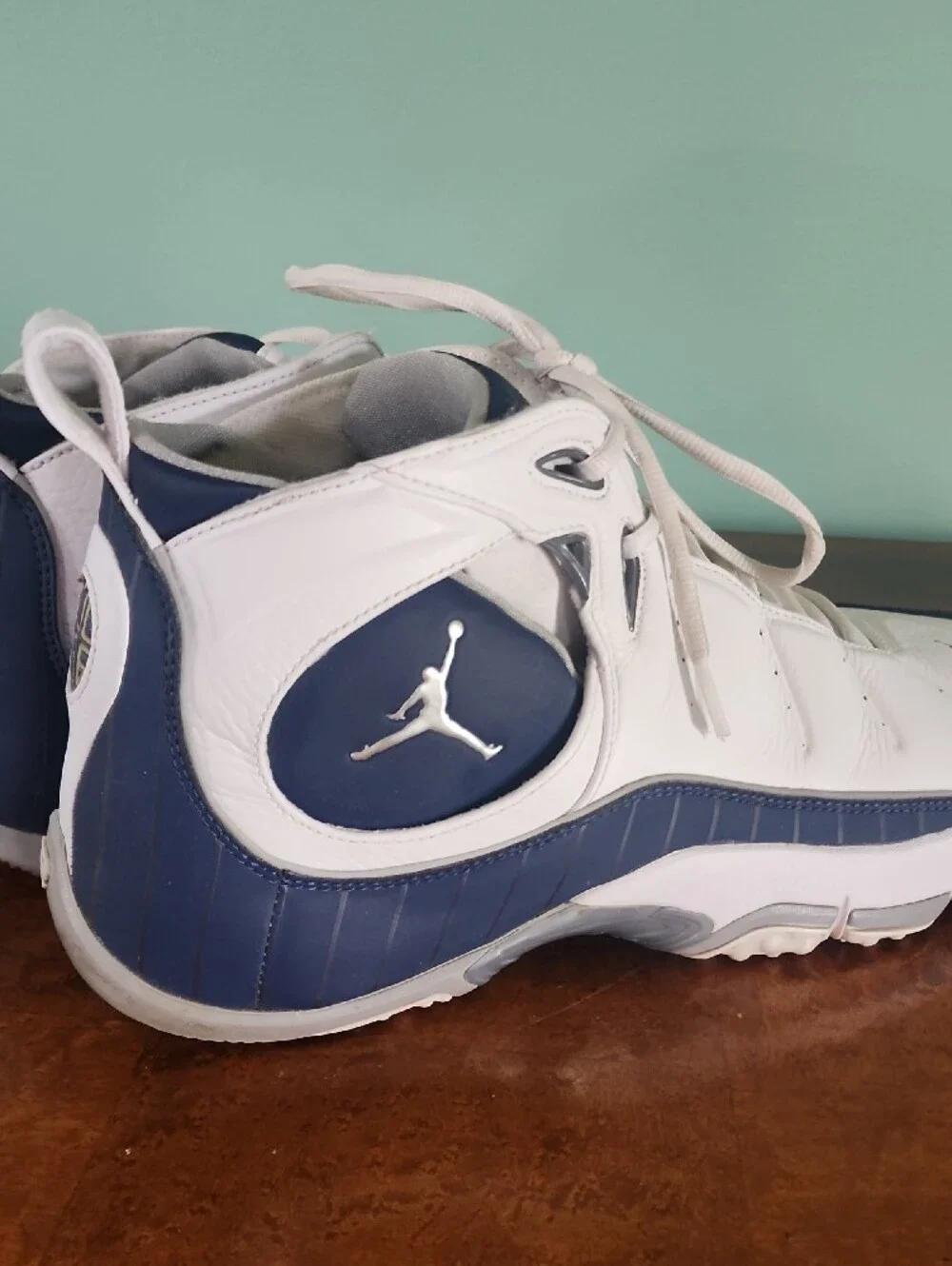 Jordan Jumpman Jeter Clutch Men’s White & Navy High-Top Basketball Sneakers